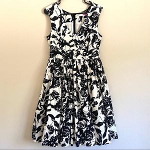 Tracy Reese black & white floral patterned fit & flare dress… it has pockets!